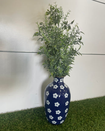 Daisy vase with tea leaf flowers