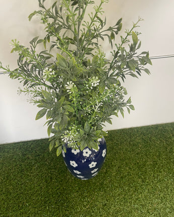 Daisy vase with tea leaf flowers